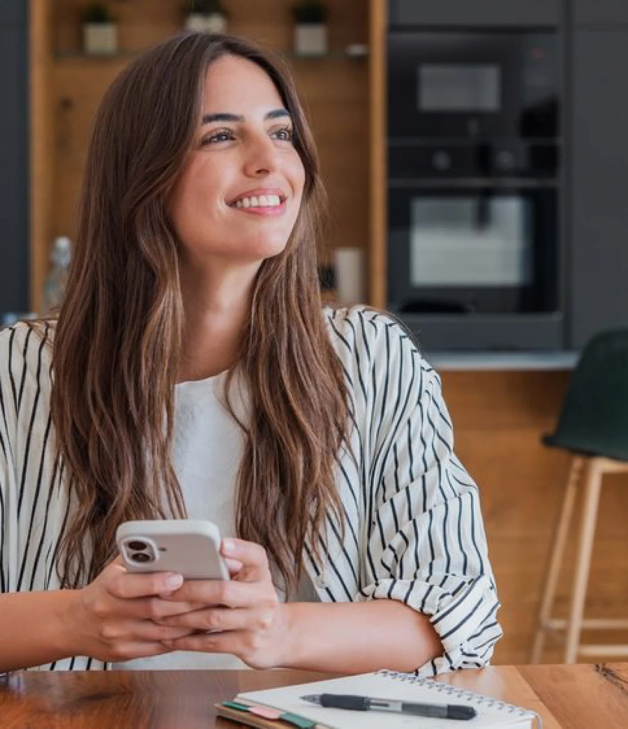 Profissional consultando o celular durante pausa no trabalho