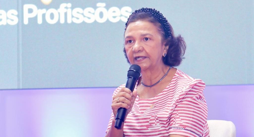 Nony Braga, Diretora de Ensino e fundadora do FAPlab, falando em painel
