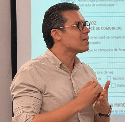 Professor apresentando conteúdo de comunicação e experiência do cliente